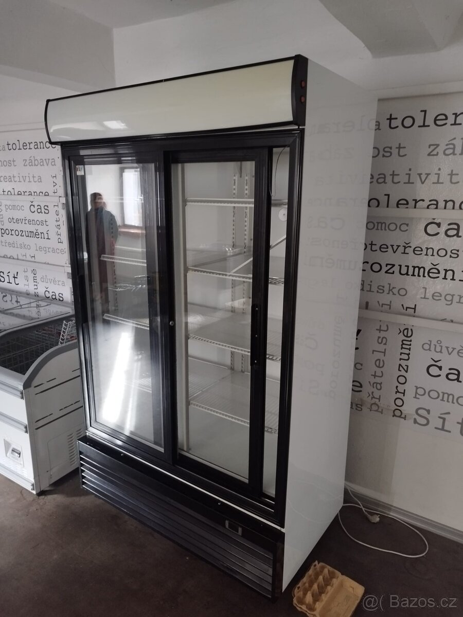 Prosklená dvoudveřová lednice - 2
