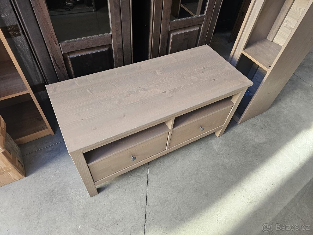 TV STOLEK SE ZÁVĚSNOU POLICÍ IKEA HEMNES - 2