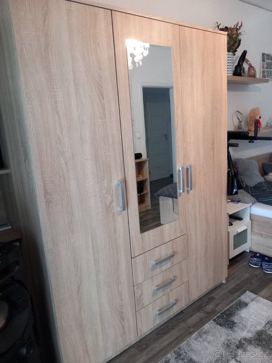 Prodám komodu pod tel.a skřín atd. - 2