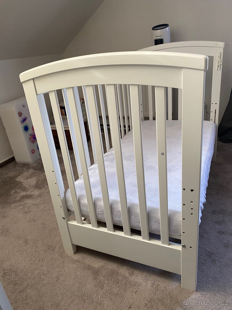 Bílá dřevěná postýlka - 2