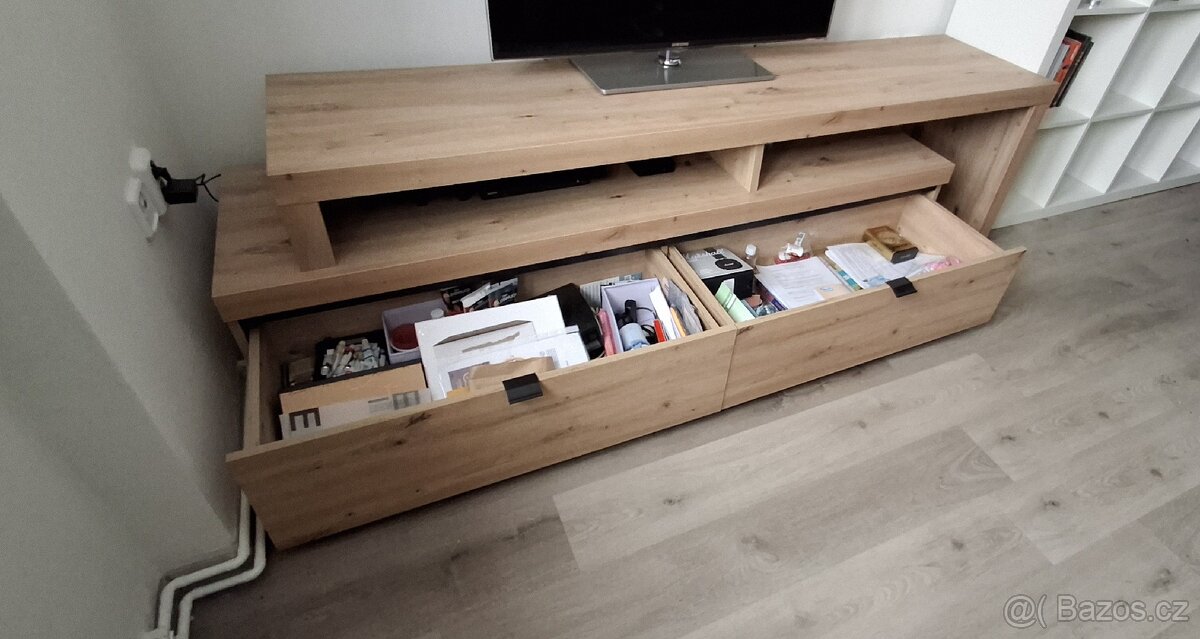 Stolek pod televizi - 2