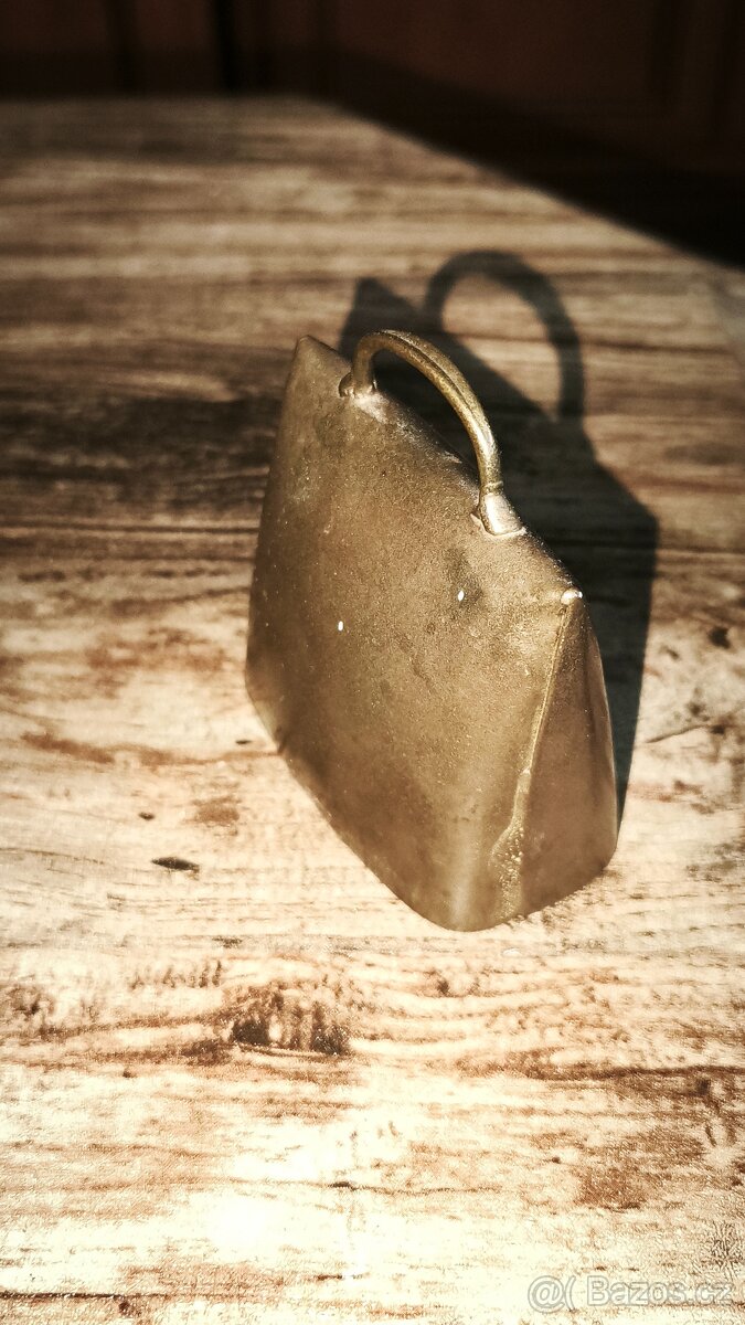 Starý mosazný zvonek. - 2