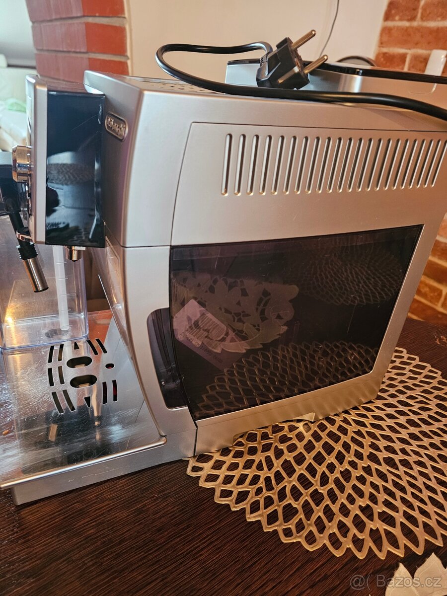 Kavovar Delonghi - 2