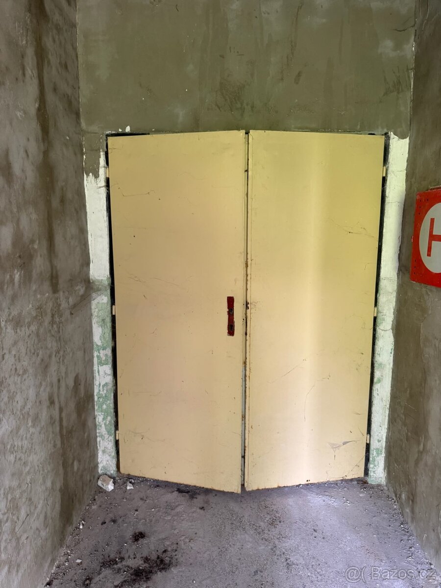 Prodám plechové dvoukřídlé dveře s rámem - 2