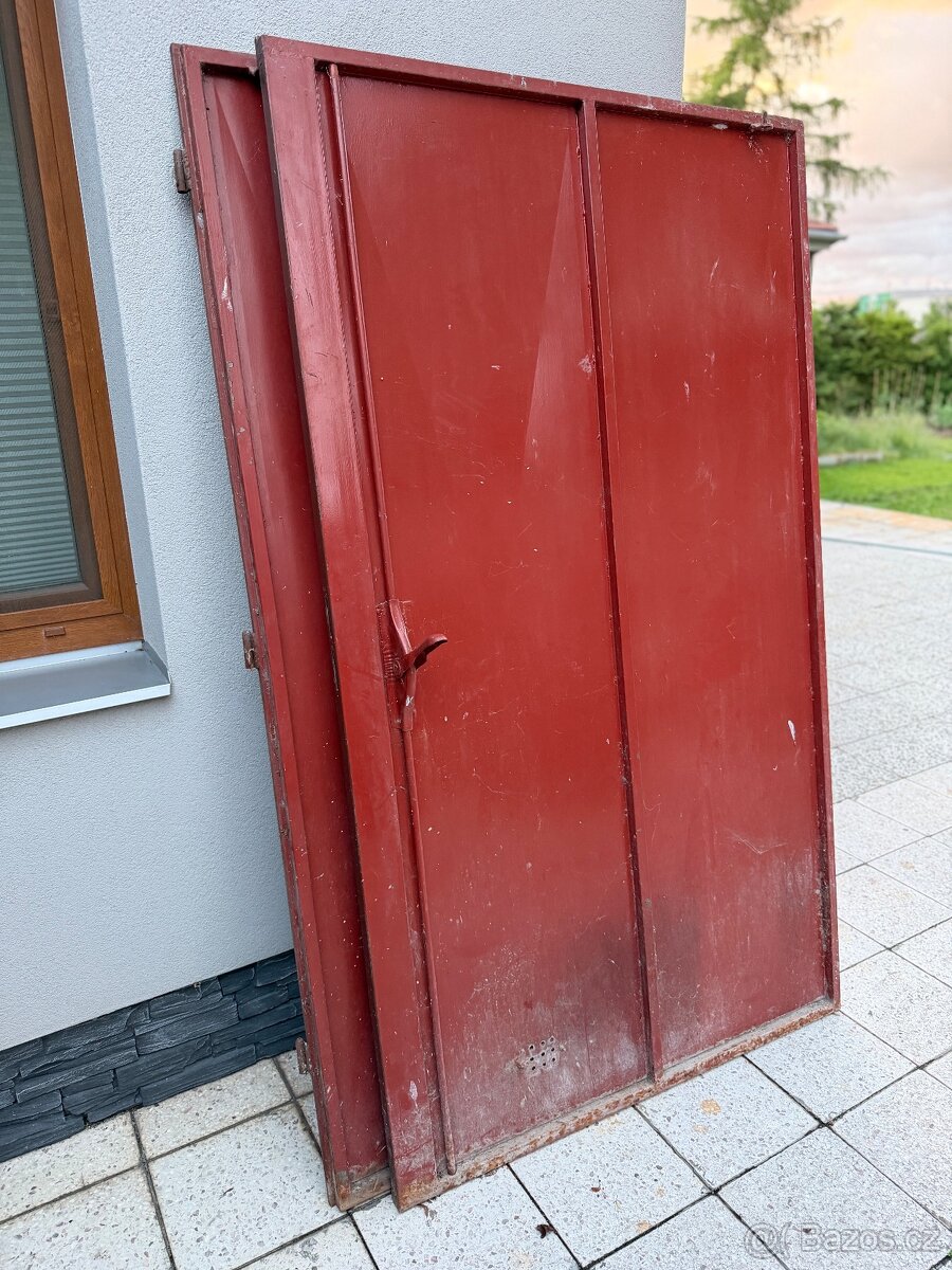 Stará kovová garážová vrata - 2