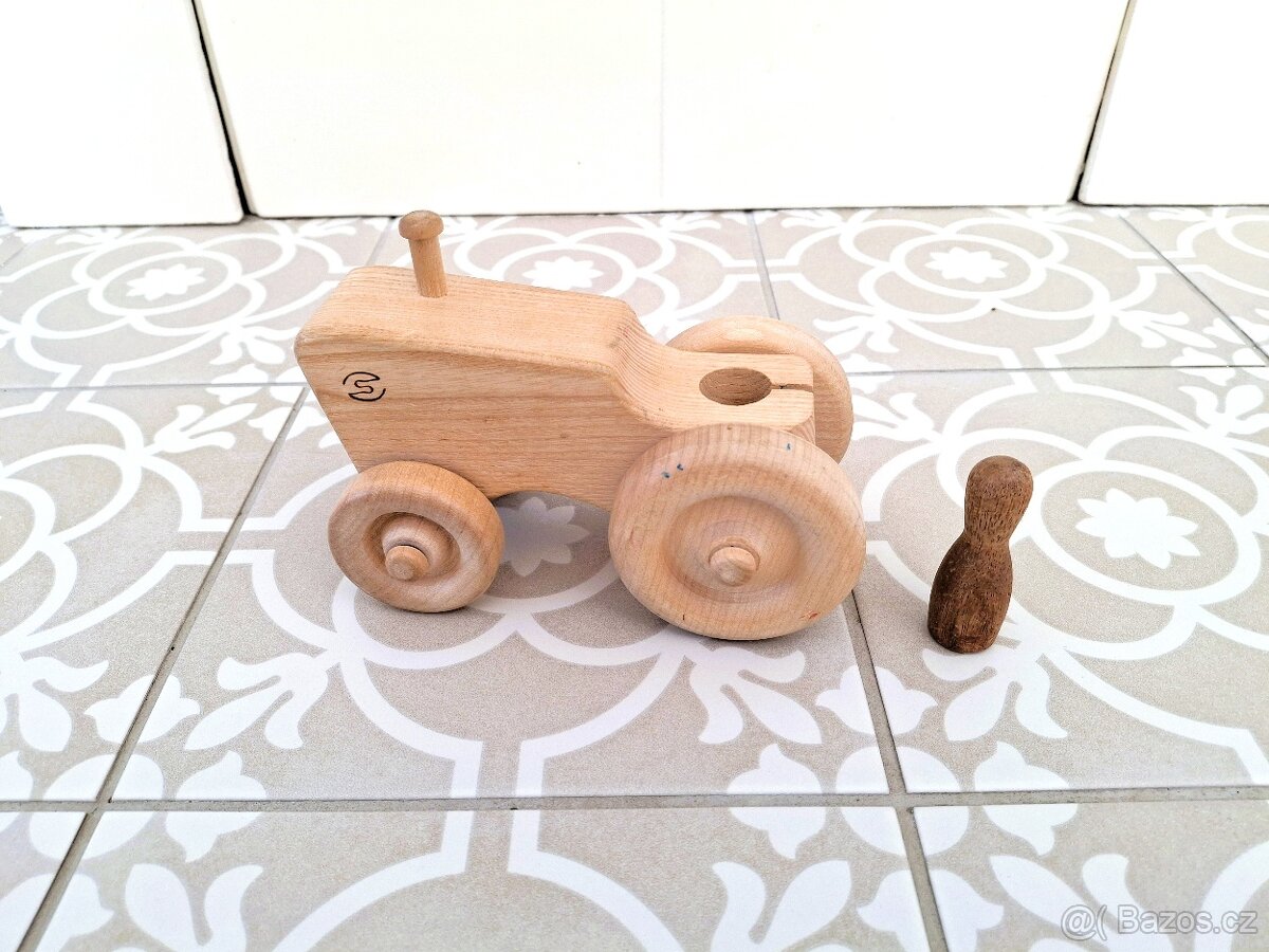 Dřevěný traktor Pišlik + figurka Pišlika - 2