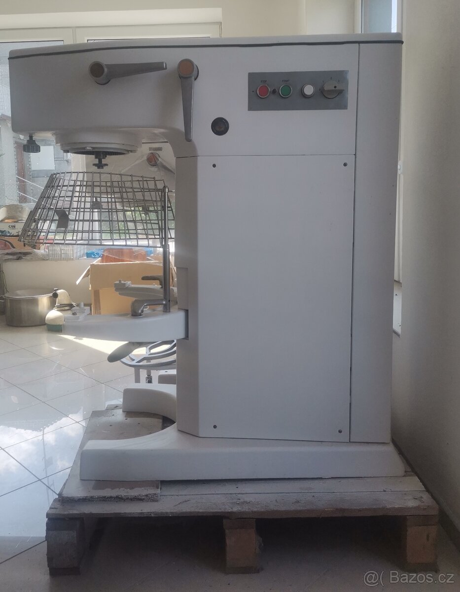 Univerzální šlehací a hnětací stroj RE 22 s krytem - 2