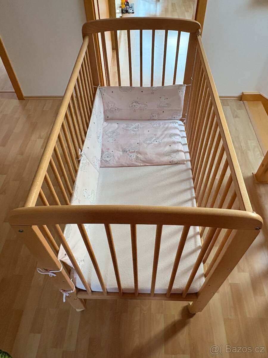 Postýlka s kolečky, matrací a stahovací bočnicí - 2