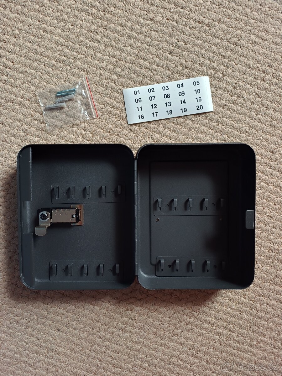 Uzamykatelná skříňka na klíče - 2