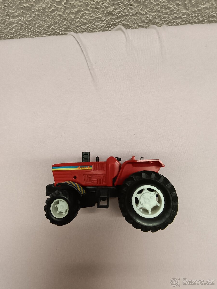 Retro hračkový traktor – pěkný stav - 2