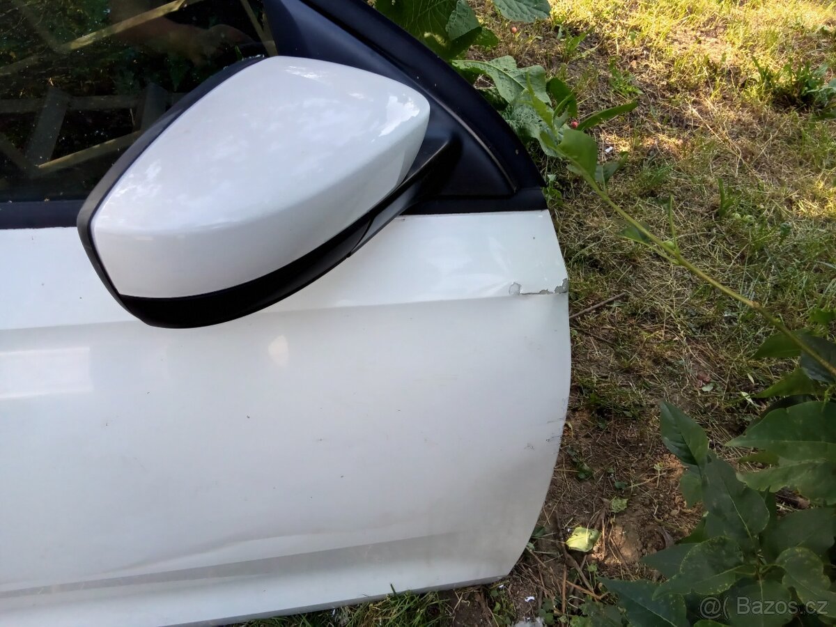 Rapid spaceback -dveře pravé přední poškozené, zrcátko A1 - 2
