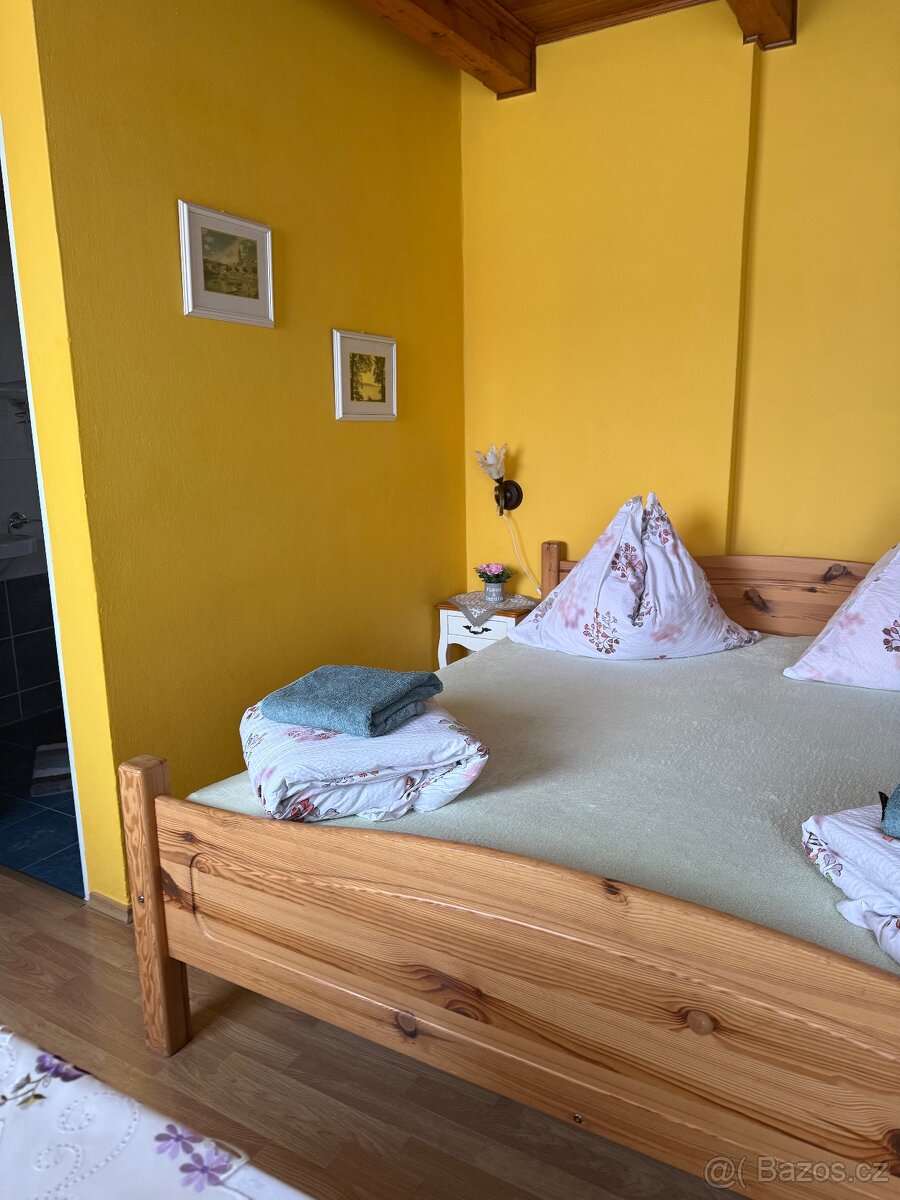 Manželská postel z masivu - 2