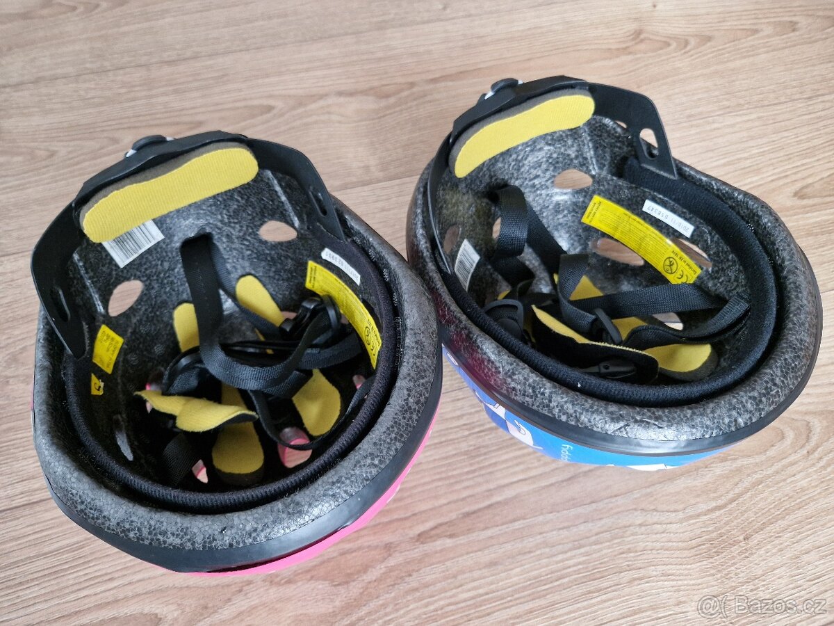 dvě dětské helmy - 2