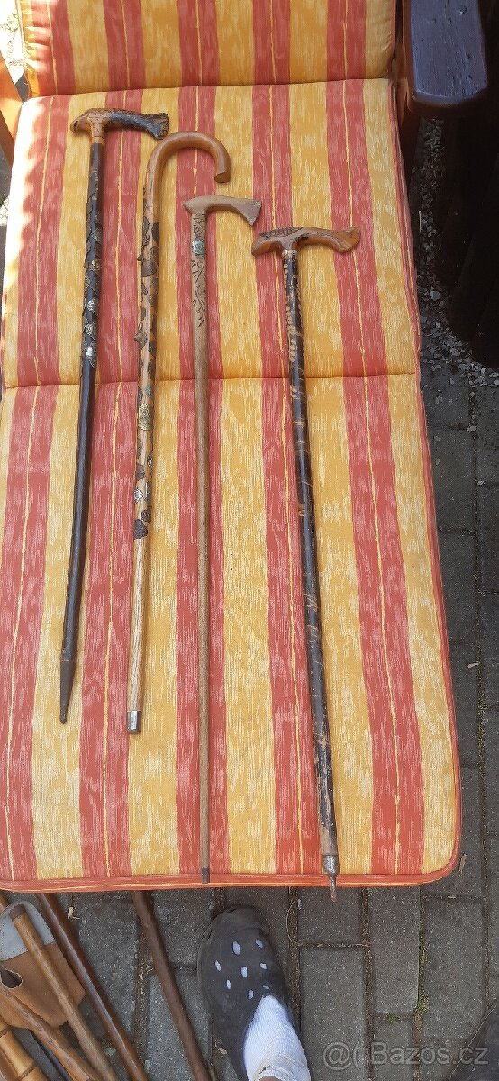 Vyřezávané dřevěné hole - 2