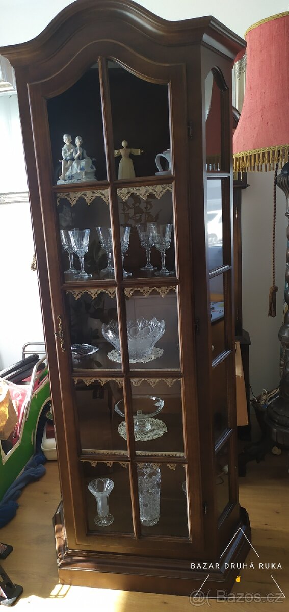 Stará vitrínivá skříň - 2