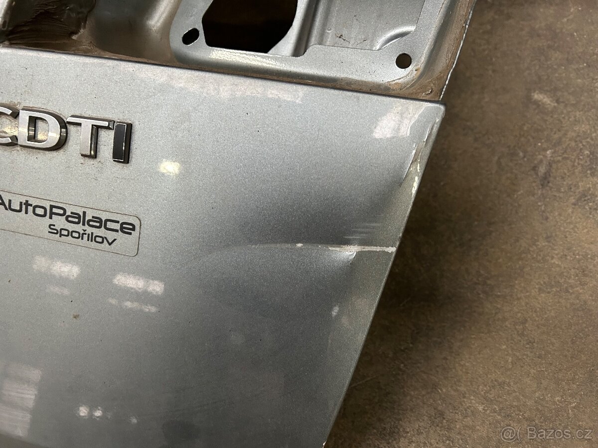 Opel Astra J kombi. - dveře kufru - 2