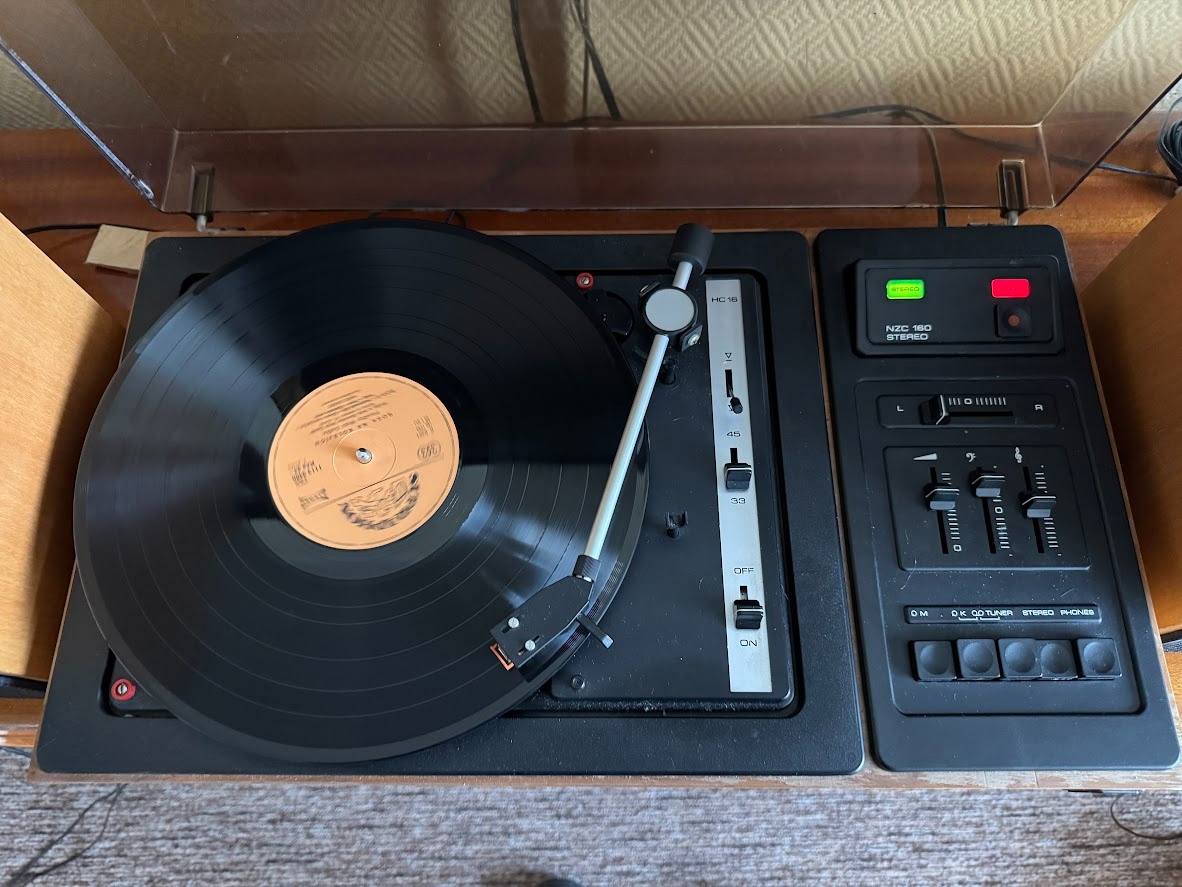 Gramofon Tesla NZC 160 - 2