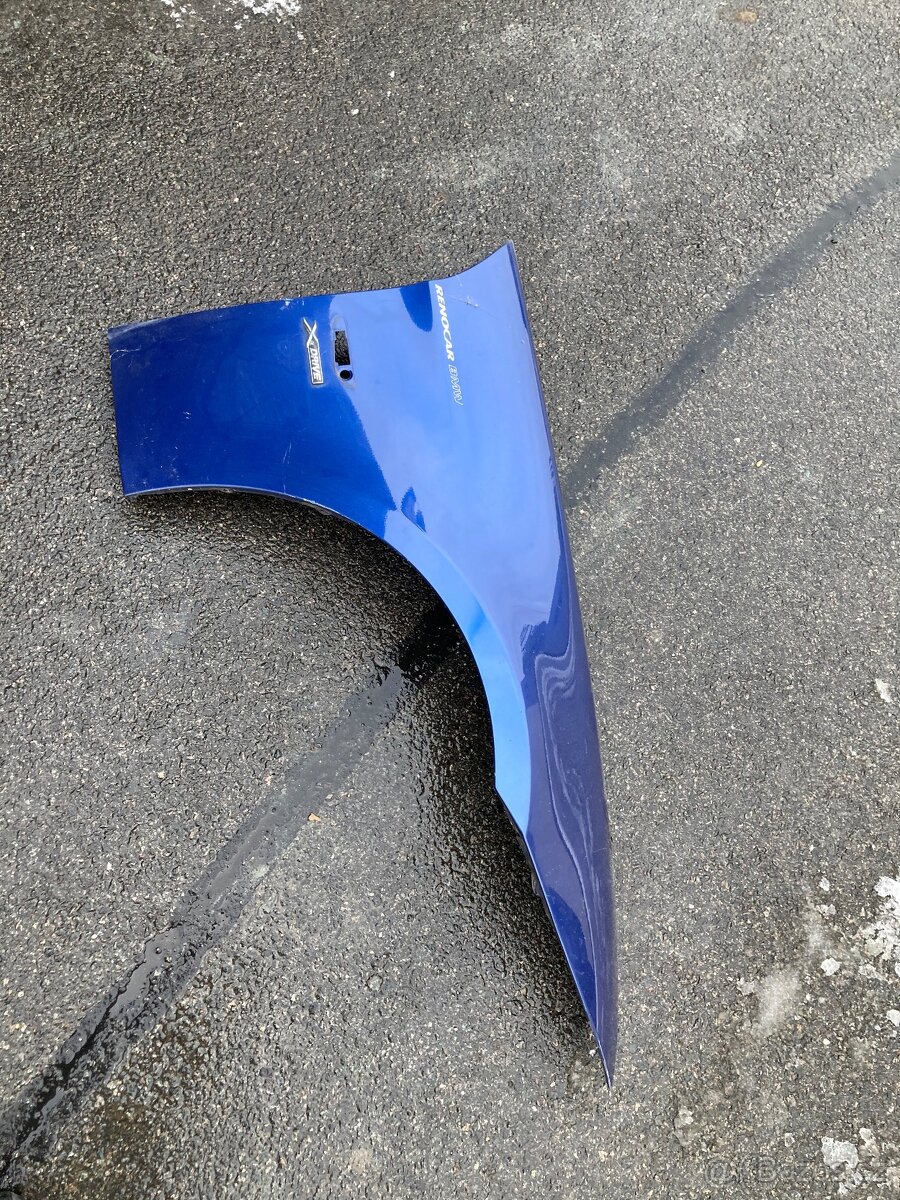 Prodám pravý přední blatník na BMW E 90. - 2