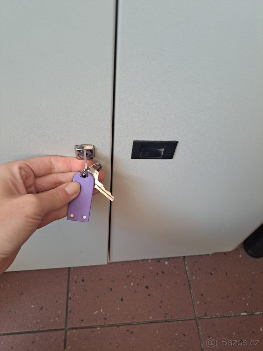 Skříňka s košem - 2