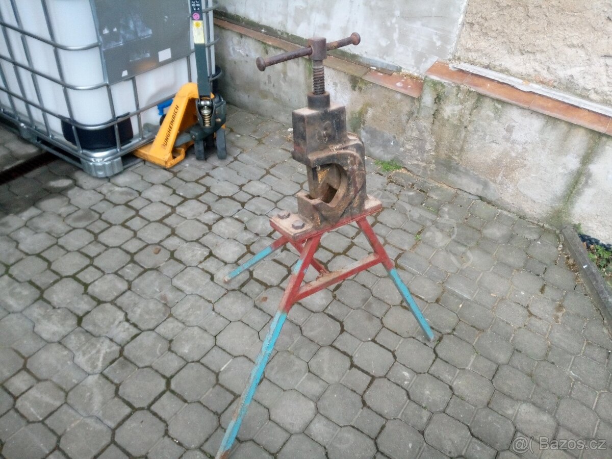 Svěrák na trubky - 2