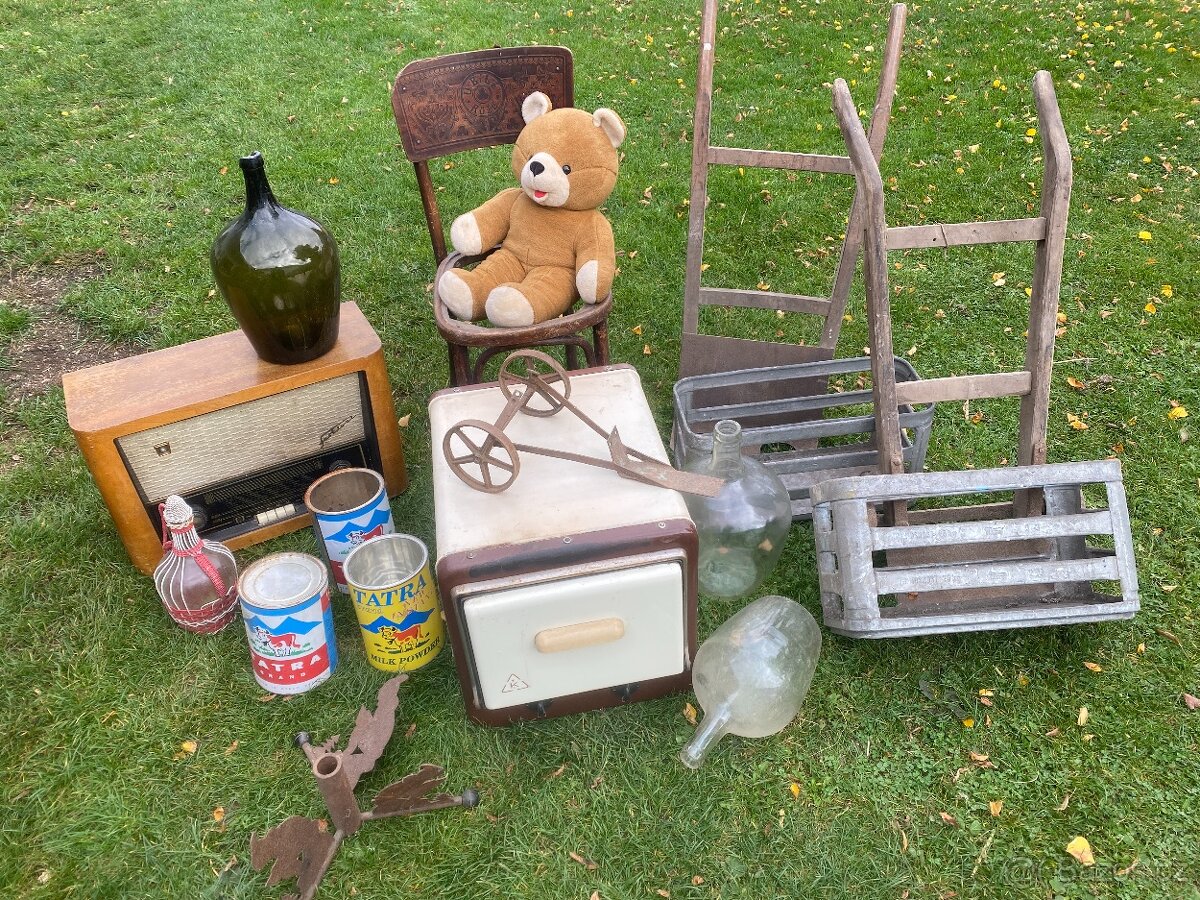 staré rádio stará plechovka starý medvídek židle rudl - 2