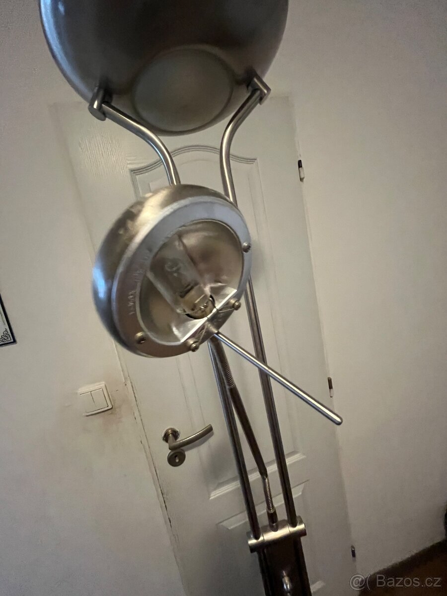 Stojí lampa - 2