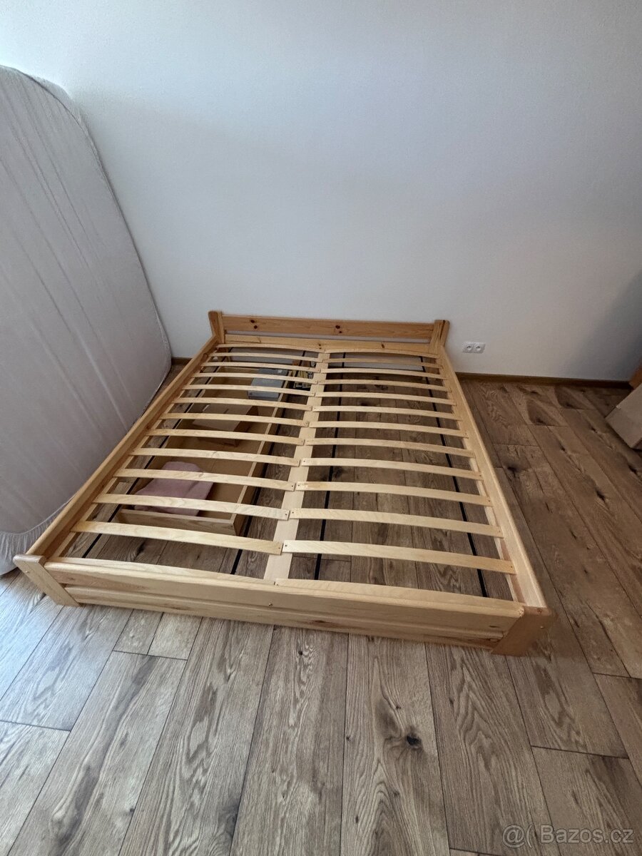 dřevěna postel - 2