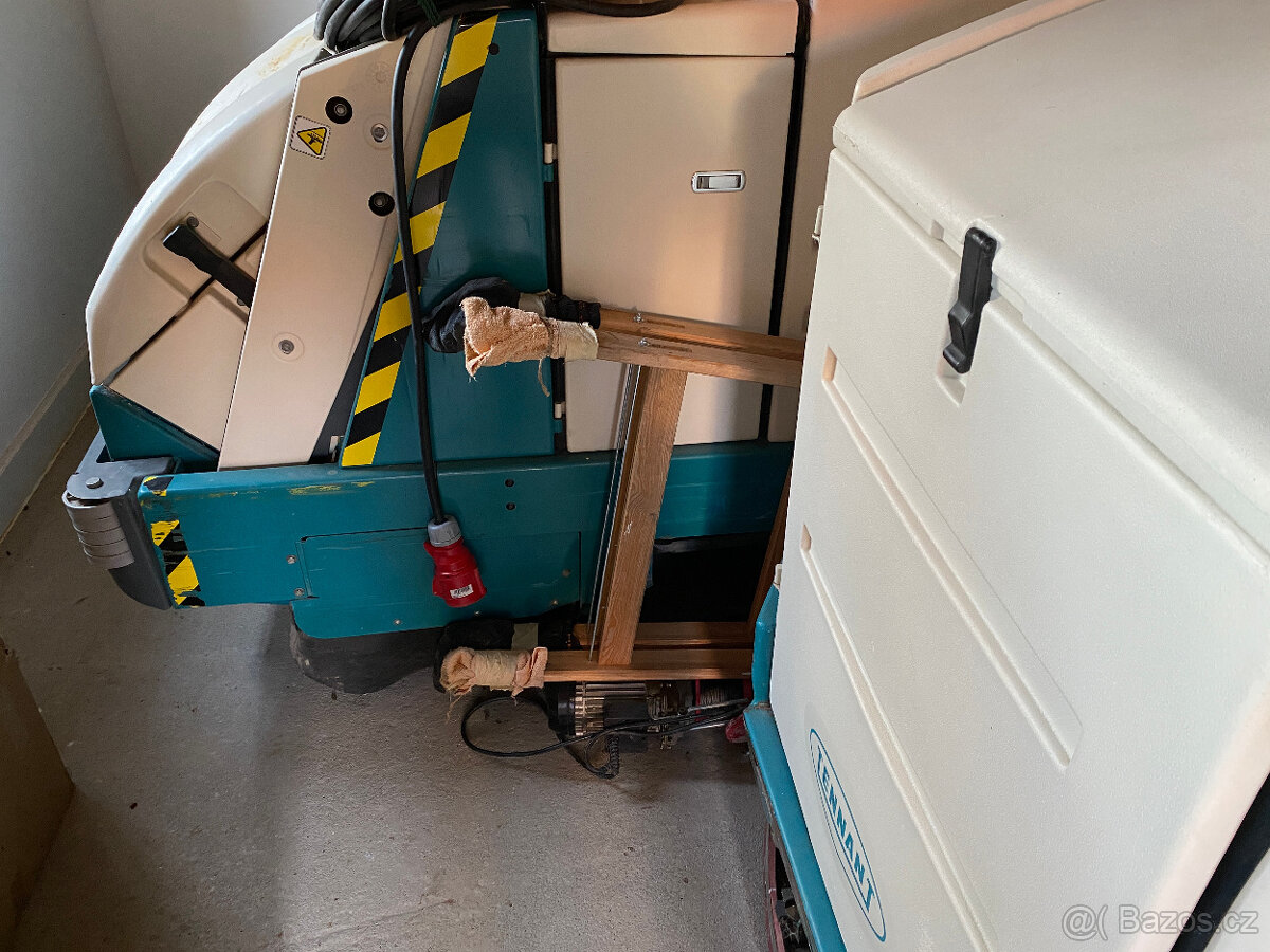 ÚKLIDOVÝ STROJ TENNANT - 2