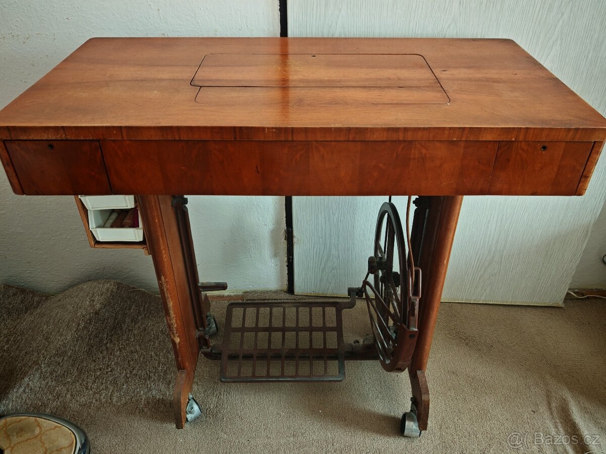 Šicí stroj MINERVA – starší typ ve dřevěném stole s pedálem - 2