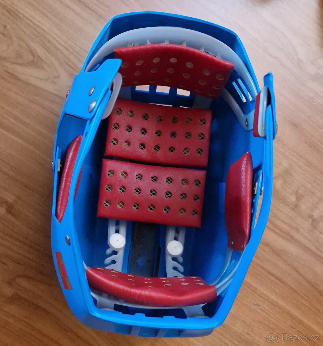 Kapslíkovka - dvě staré dětské flinty a tři přilby Okula - 2