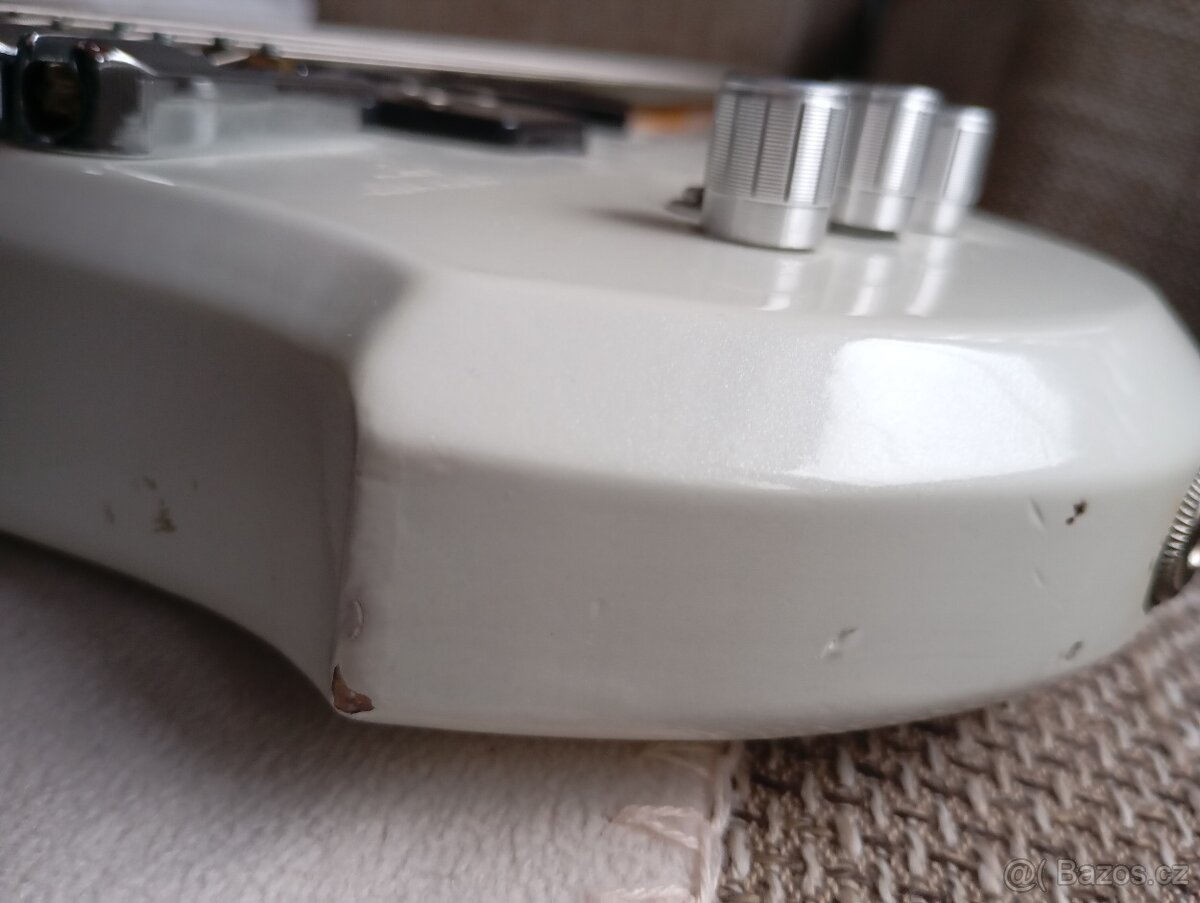 REZERVOVANÉ-5-strunová basgitara - 2