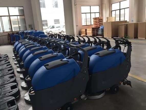 Podlahový mycí stroj s pohonem CUBE 3BT - 2