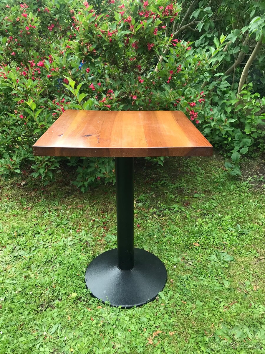 Čtvercový stůl z masivu - 2