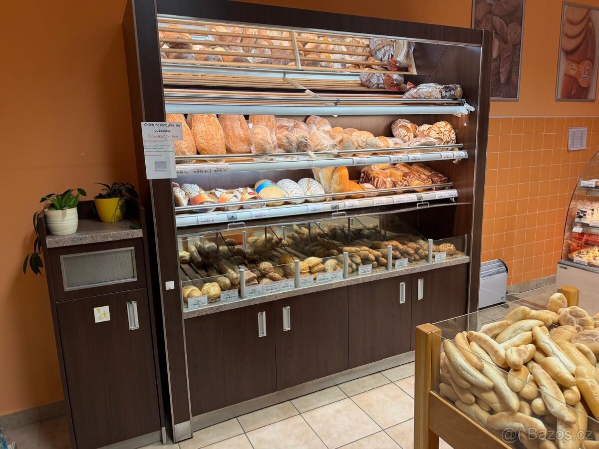 Regály a vitríny - 2