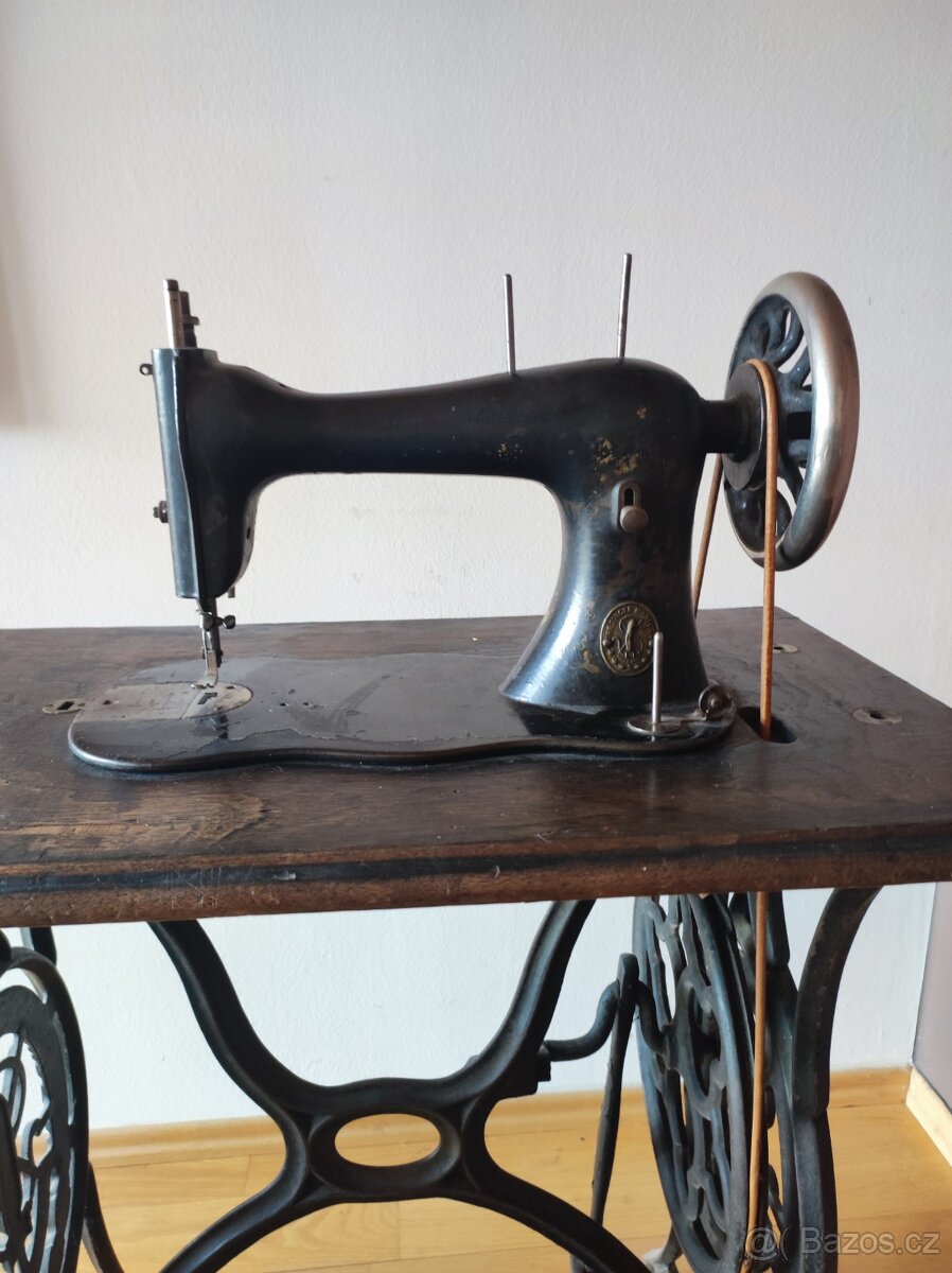 Starý šicí stroj - 2