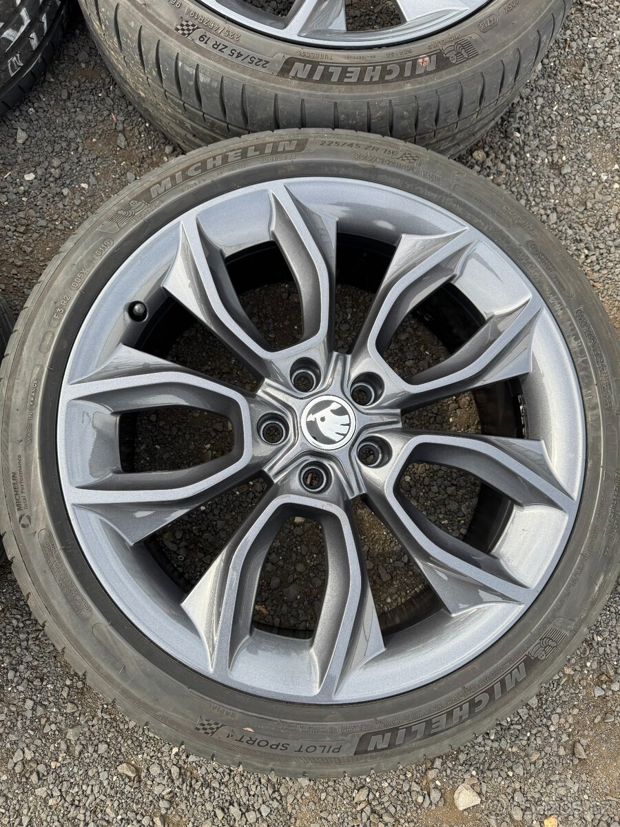 Alu kola Škoda Karoq Crater 225/45/19 letní 7 mm - 2