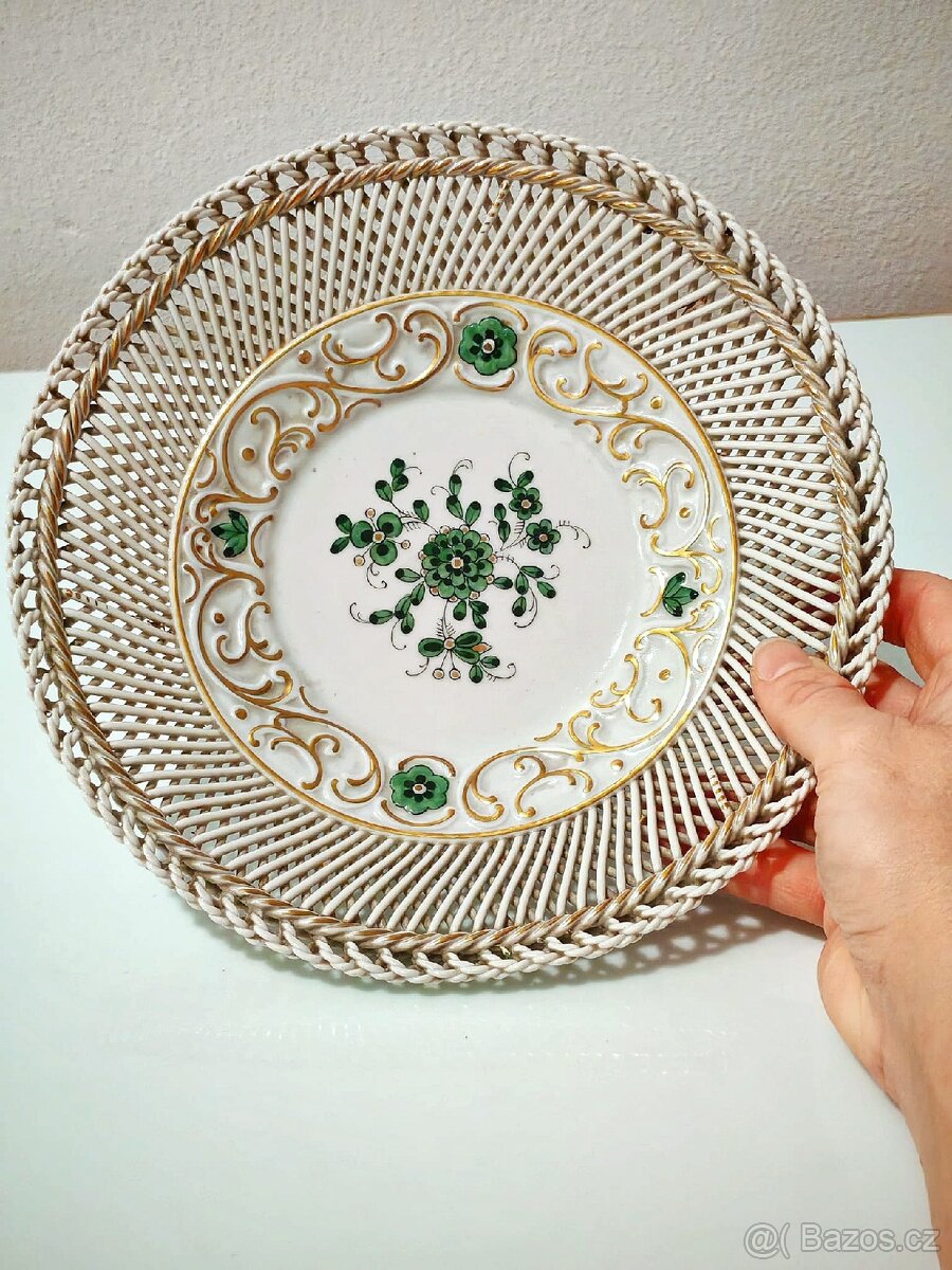 Starý prolamovaný porcelánový talíř - 2