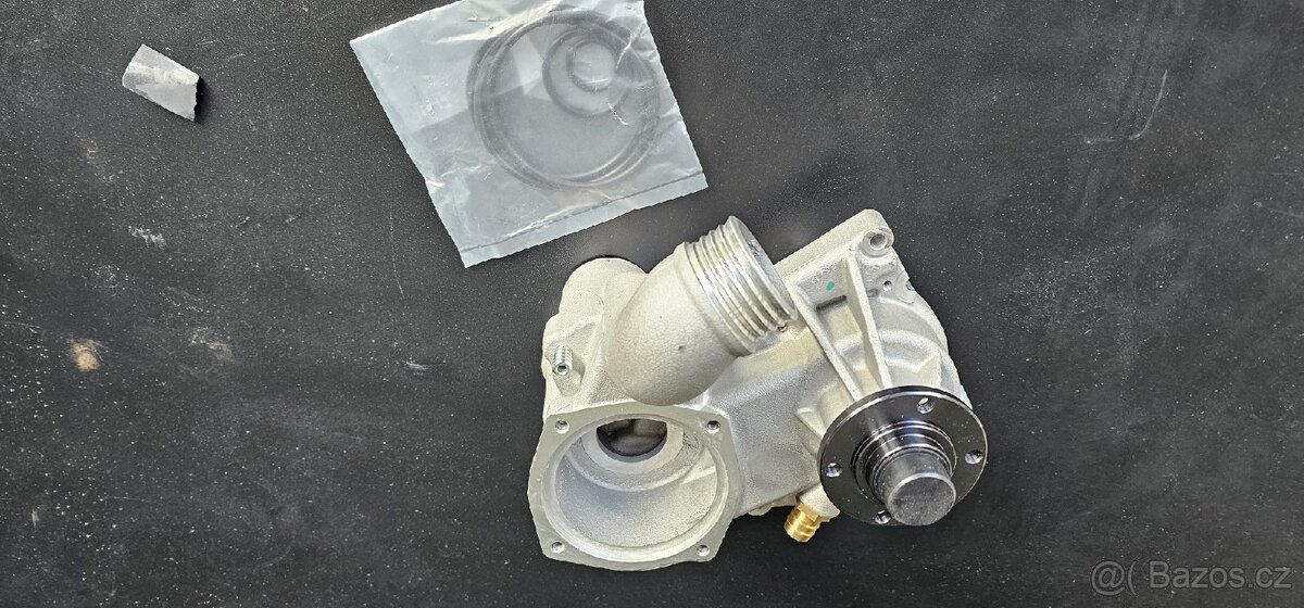 BMW M70 E31 850i vodní čerpadlo nové - 2