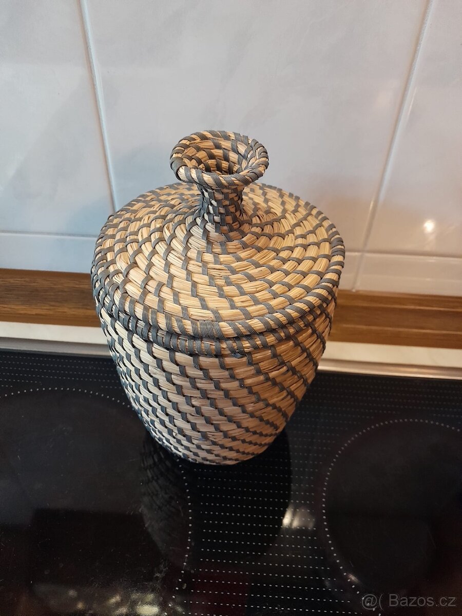 Stará proutěná nádoba s víkem - 2
