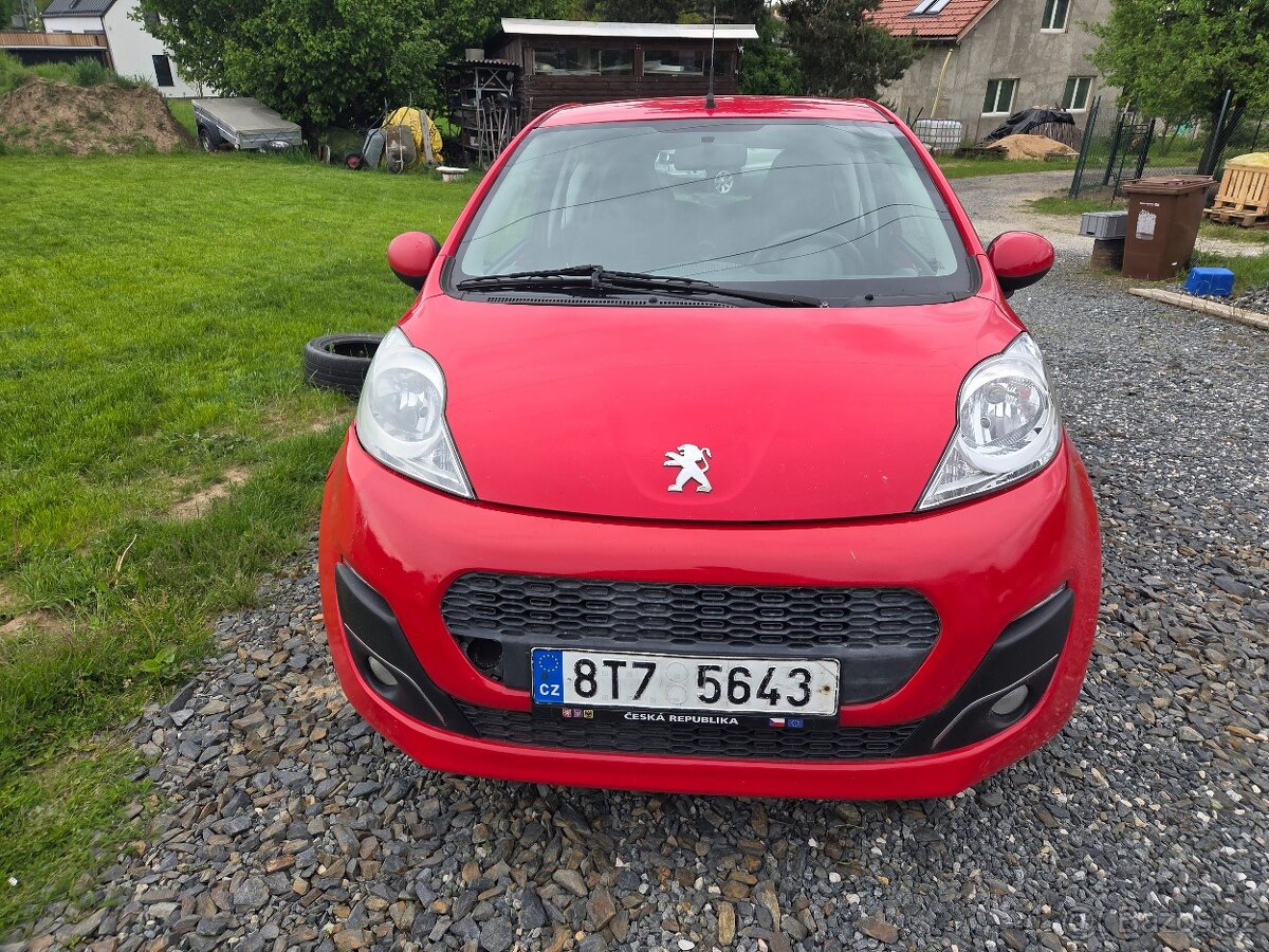 Prodám Peugeot 107, r. v. 2013, klima, - 2