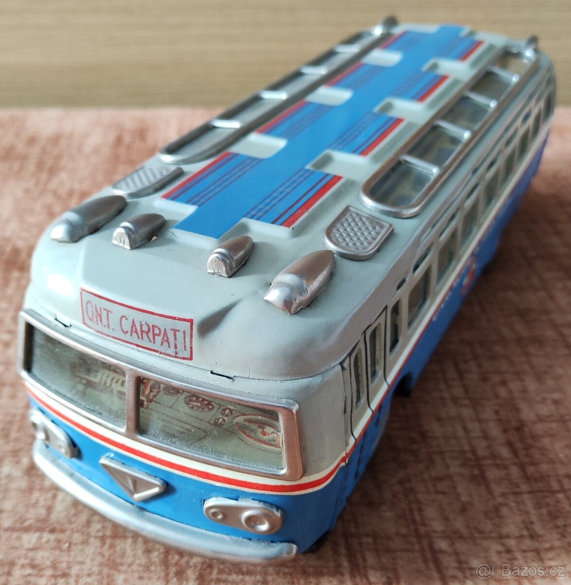 Starý plechový rumunský autobus - 2