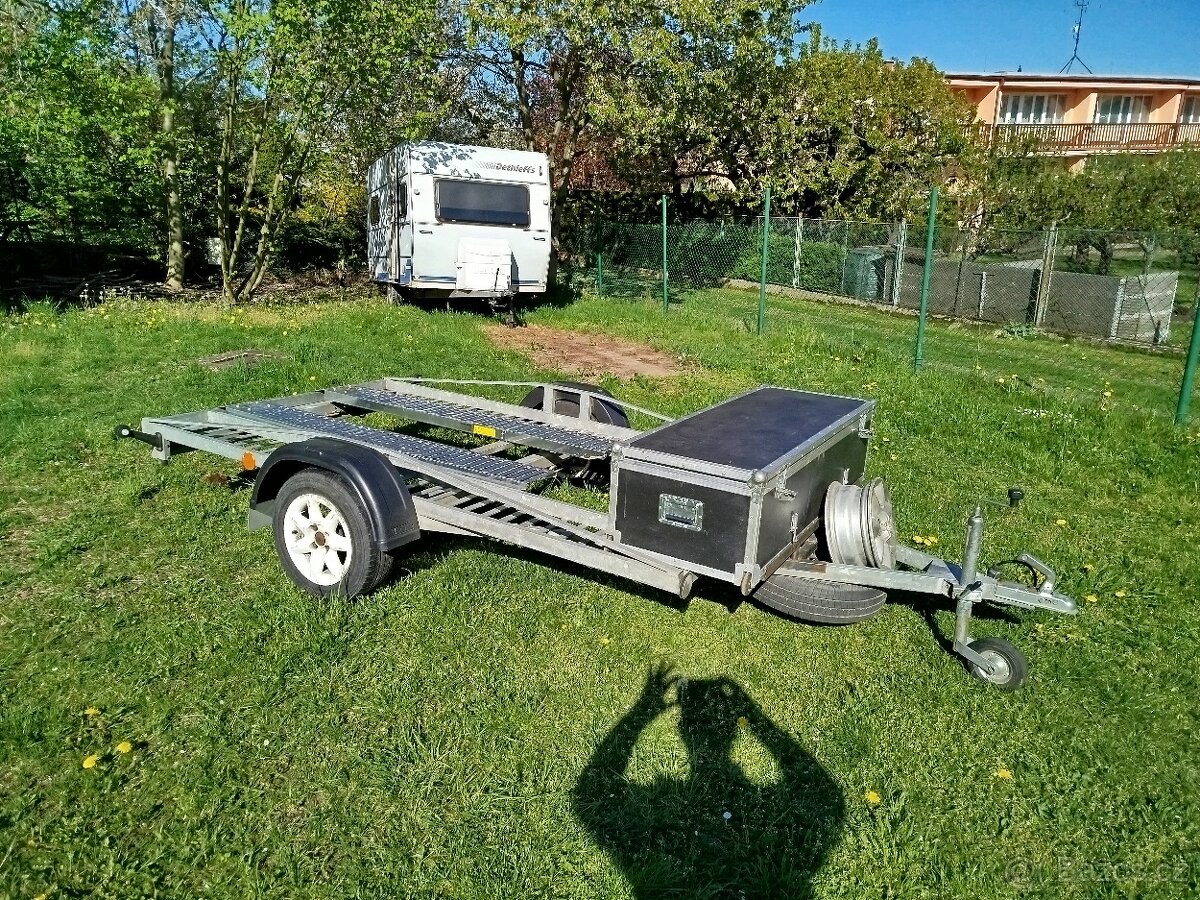 Malý auto přepravník