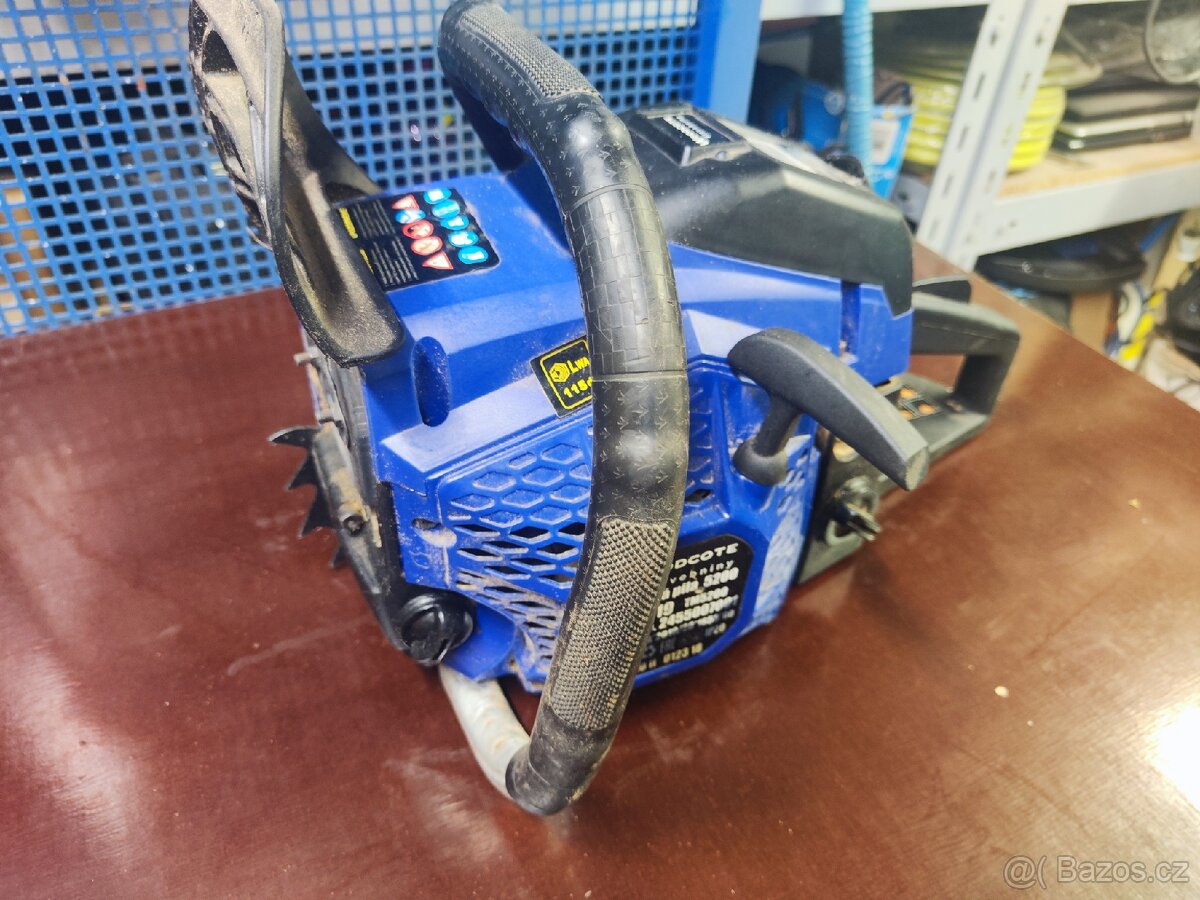 Motorová pila Woodcote 5200 (HECHT) na náhradní díly. - 2