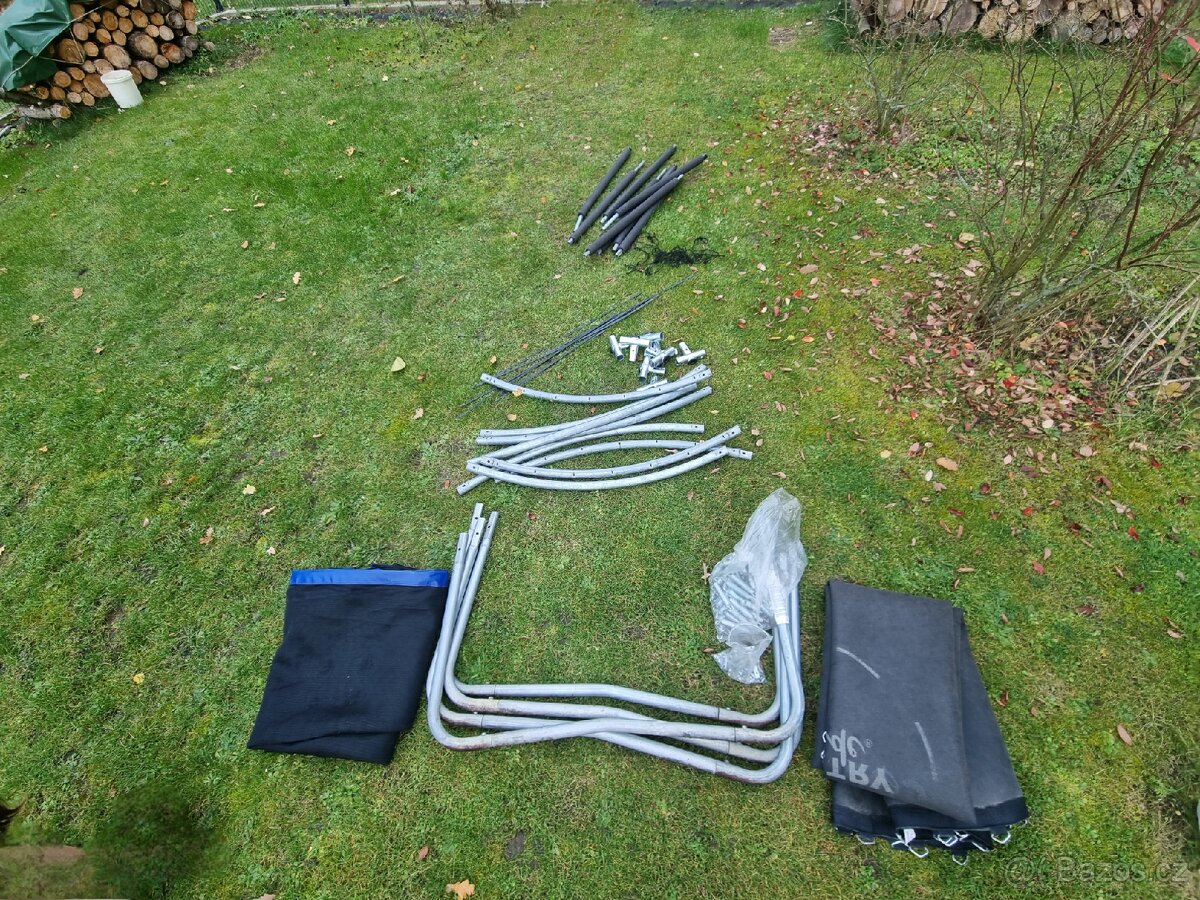 Trampolína více jak 3m, stáří tak 4 roky. - 2