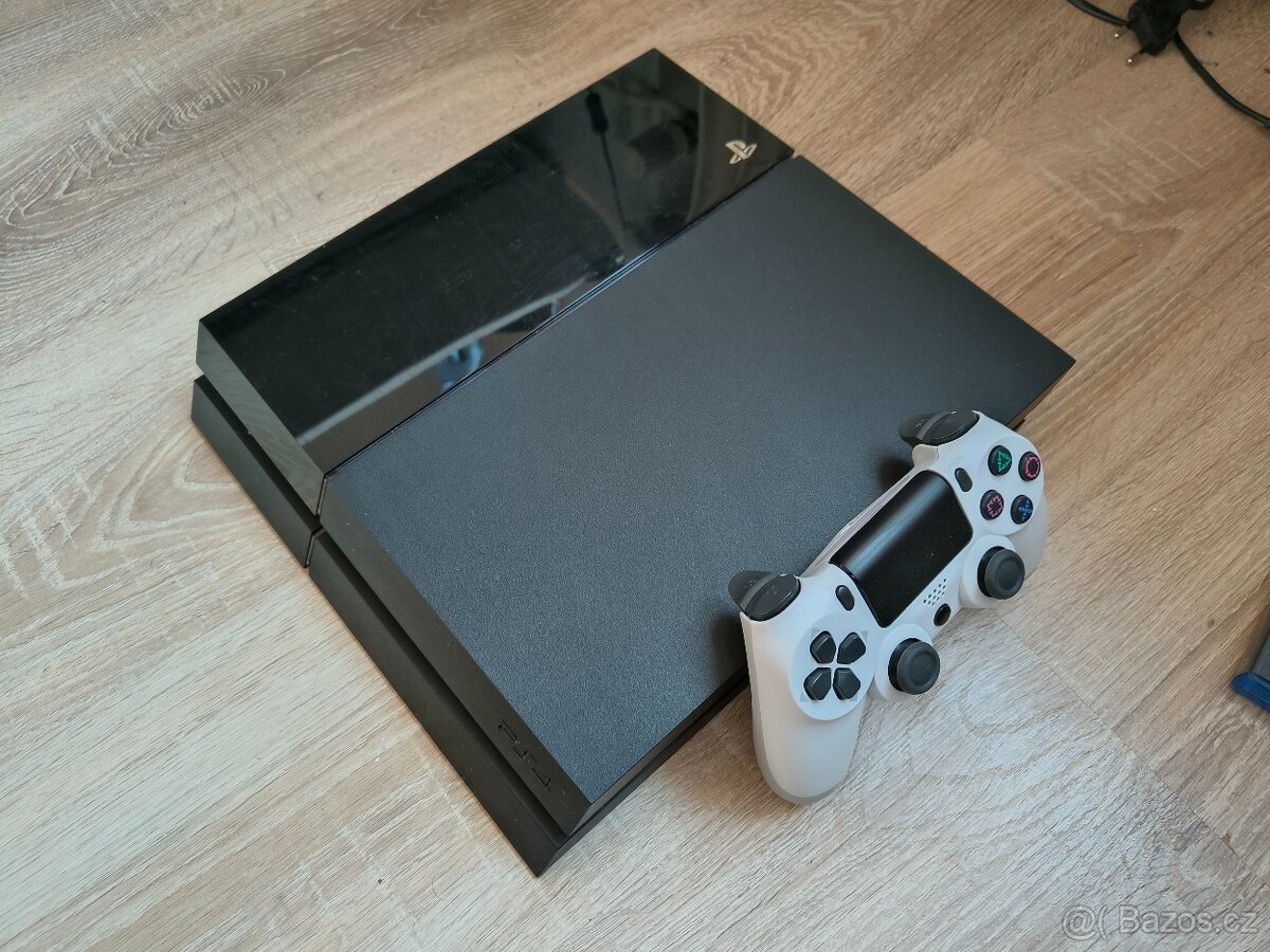 Playstation 4 + hry TLoU 1+2, GoW - 2