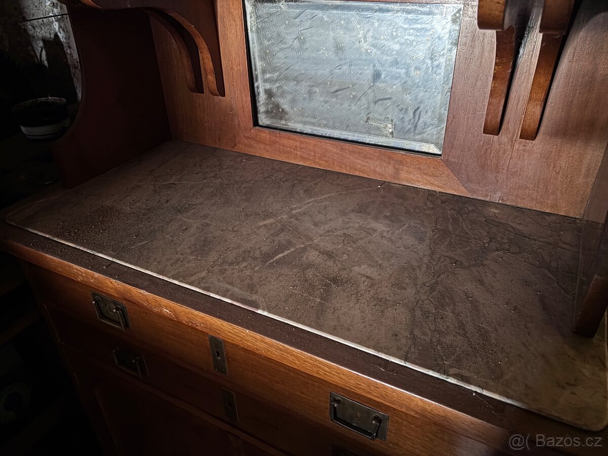 Starožitný kredenc - 2