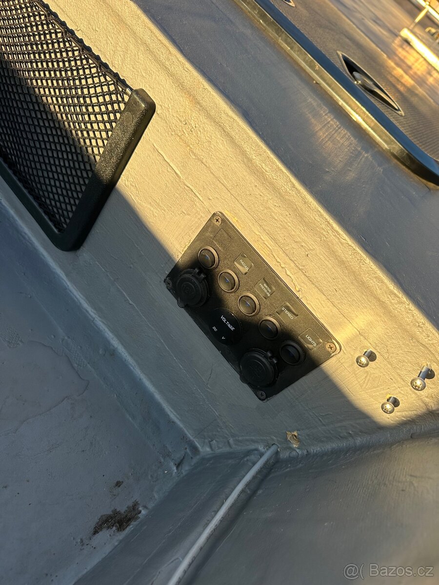 Rybářská laminátová loď - 2