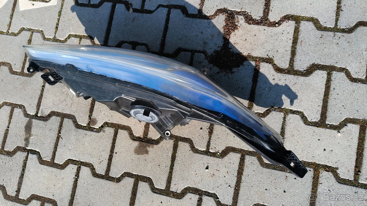 Přední světlo Ford Fiesta 2013 - 2017 pravé - 2