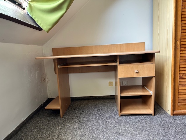 Psací stůl – světlé dřevo - 2