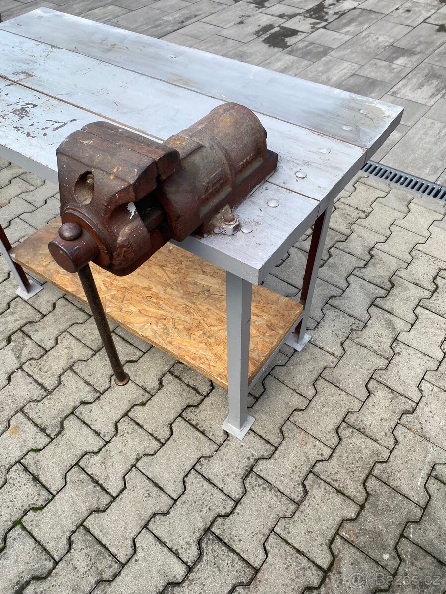 Pracovni stul se sverakem - 2
